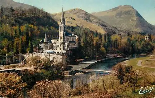 France Lourdes La Basilique & le Gave