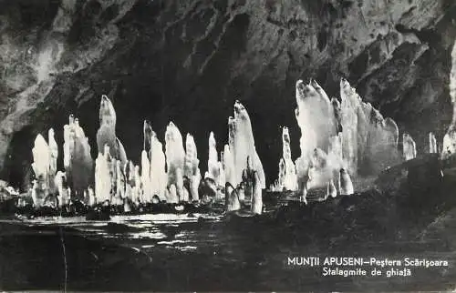 Romania Muntii Apuseni Pestera Scarisoara - stalagmite de gheata