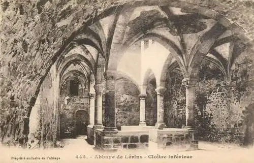 France Abbaye de Leirins Cloitre inferieur