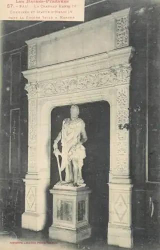 France Pau Chateau Henri IV Cheminee & Statue d'Henri IV dans la grande salle a manger