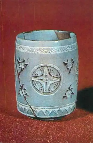 Postcard fine arts vase teetasse mit eingravierten Chrysanthemen unter der glasur