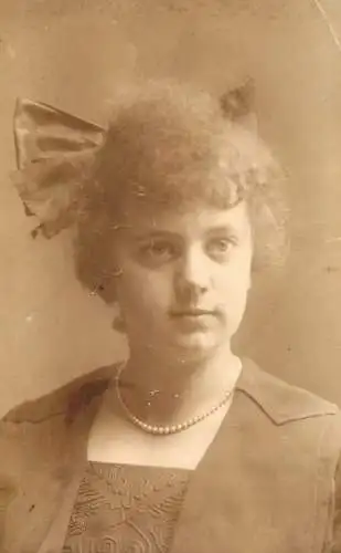 Young lady portrait souvenir photo postcard Romania c.1918-1919