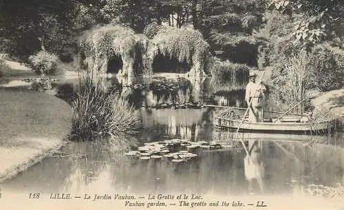 France Lille le jardin Vauban la grotte et le lac