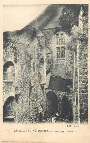 France Mont Saint Michel la cour de l'abbaye