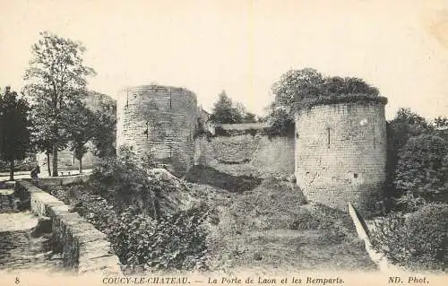 France Coucy le chateau la porte de Laon et les remparts