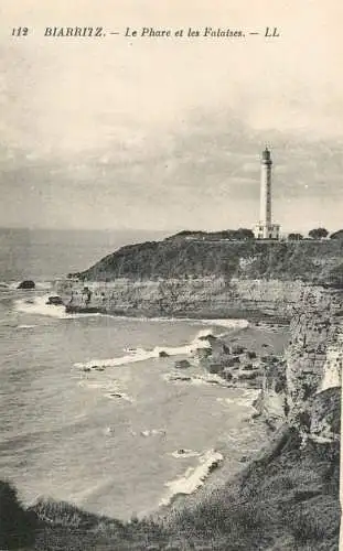 France Biarritz le phare et les falaises