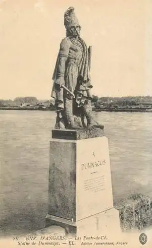 France Angers statue de Dumnacus Les Ponts de Ce