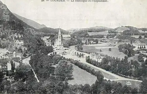 France Lourdes La Basilique et l'Esplanade