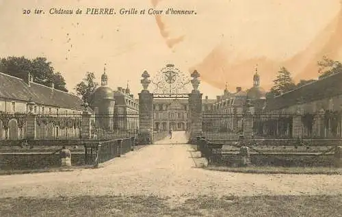 France Chateaux de Bourgogne Chalon sur Saone  Chateau de Pierre. Grille et Cour d'honneur