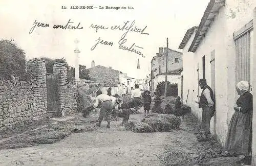 Carte postale d`autrefois France Ile de Re le Battage du ble