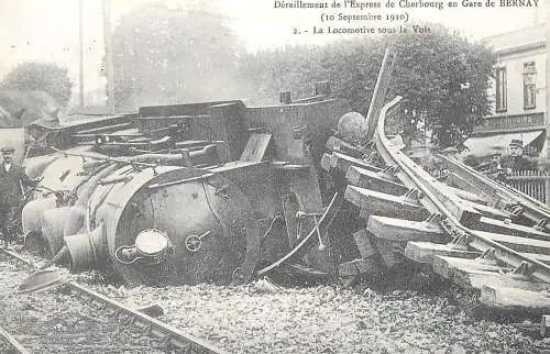 Carte postale d`autrefois deraillement de l'express de Cherbourg en gare de Bernay train crash
