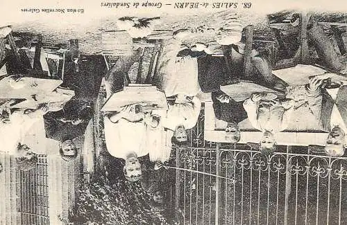 Carte postale d`autrefois Salies de Bearn groupe de sandaliers