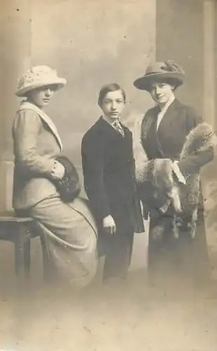 Souvenir photo postcard Kroměříž  Kremsier 1914 fashion fur hats