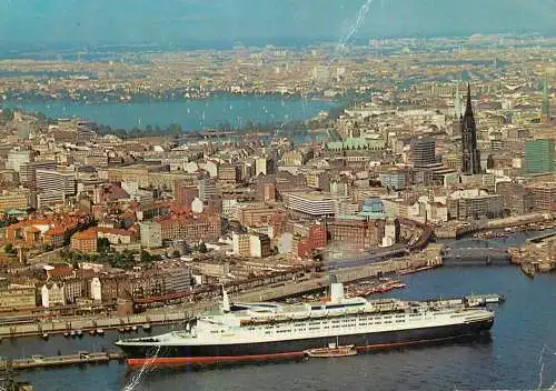Germany Hamburg Blick auf Stadt und Uberseebrucke mit TS "Queen Elisabeth"