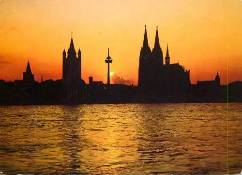 Germany Koln am Rhein Rheinufer mit Dom St Martin und Rathausturm bei Nacht