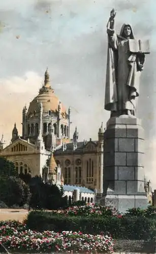 France Lisieux la basilique statue de Ste Therese