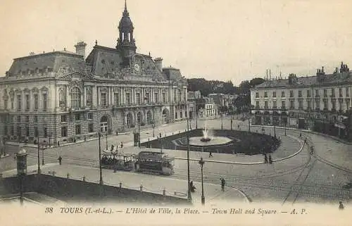 France Tours l'hotel de ville la place tram