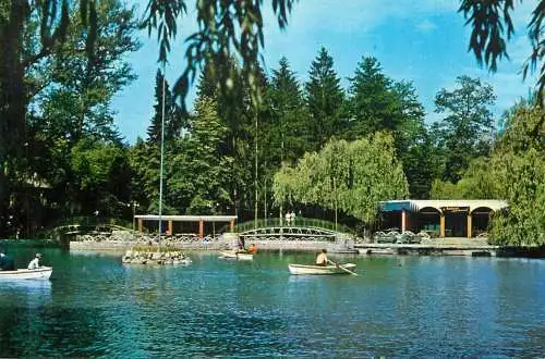 Romania Ramnicu Valcea vedere din parc plimbare cu barca pe lac