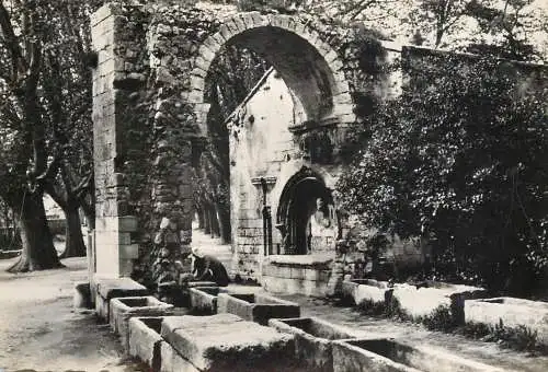 France Arles les Aliscamps portail antiques