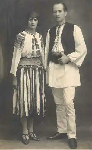 Romania studio foto N. Buzdugan Bucuresti folk types costumes