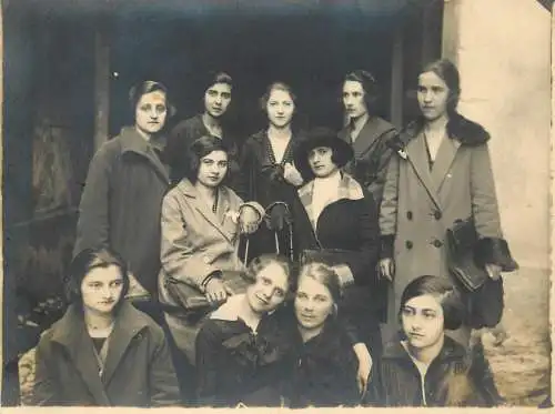 Romania high-school girls souvenir photo 1926 liceu
