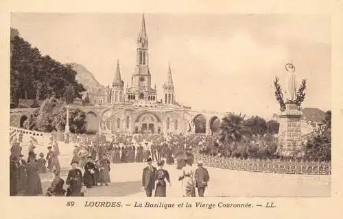 France Lourdes la basilique et la Vierge Couronnee