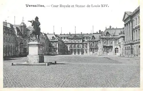 France Versailles chateau cour royale et statue de Louis XIV