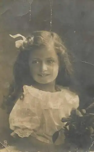 Postcard child portait coiffure smile beauty