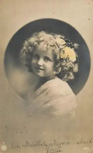 Postcard child portait coiffure smile beauty
