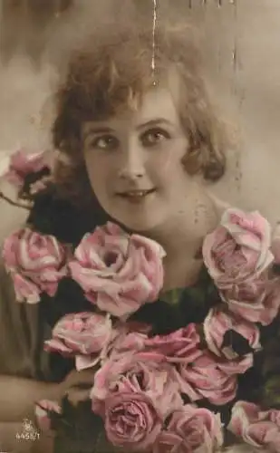 Fancy portrait beauty woman smile flower bouquet gaze