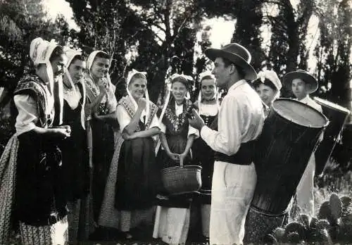 Postcard ethnic folklore Provence group of ladies