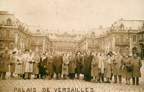 Photo postcard elegant group photo Palais de Versailles