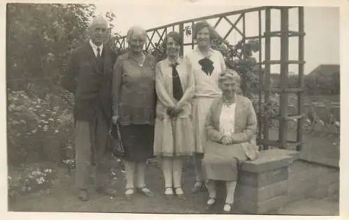 Photo postcard elegant family coiffure