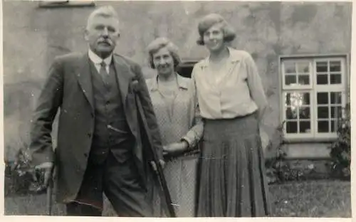 Photo postcard elegant family coiffure moustache Bob Kate Bunty
