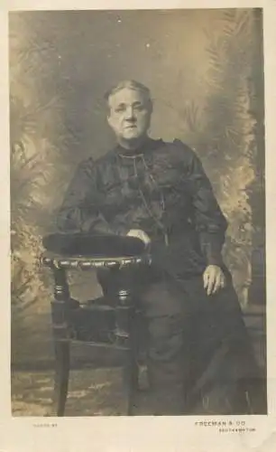 Annonymous person portrait vintage souvenir photo postcard elegant woman Freeman Co Southampton