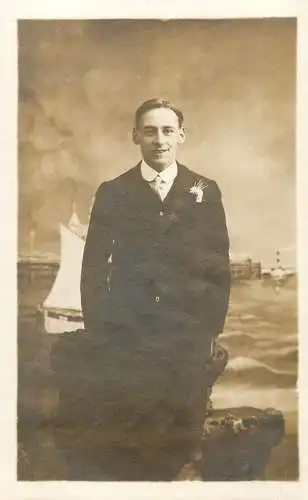 Annonymous person portrait vintage souvenir photo postcard elegant man Yarmouth