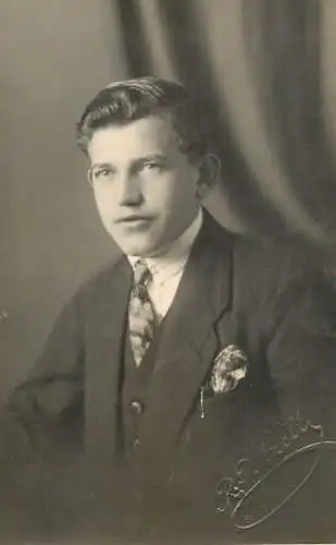 Annonymous person portrait vintage souvenir photo postcard elegant man R. Patzolt