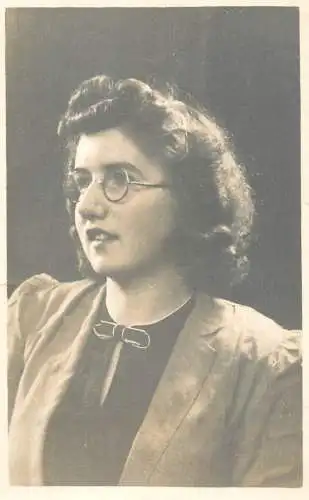 Annonymous person portrait vintage souvenir photo postcard elegant woman coiffure Claude Fisher