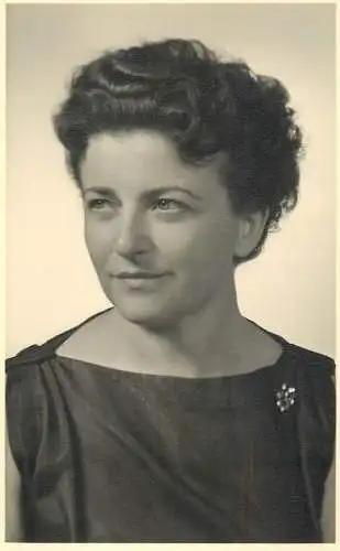 Annonymous person portrait vintage souvenir photo postcard elegant woman Augsburg