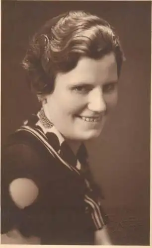 Annonymous person portrait vintage souvenir photo postcard elegant woman