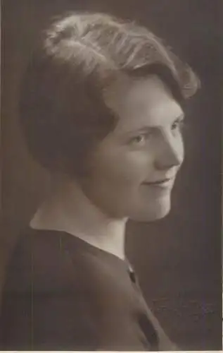 Annonymous person portrait vintage souvenir photo postcard elegant woman