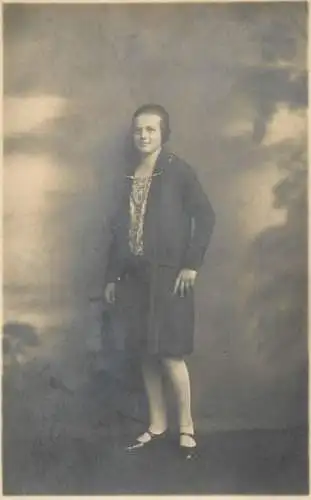 Annonymous person portrait vintage souvenir photo postcard elegant woman Spatzler atelier