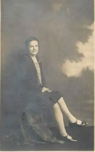 Annonymous person portrait vintage souvenir photo postcard elegant woman Spatzler atelier