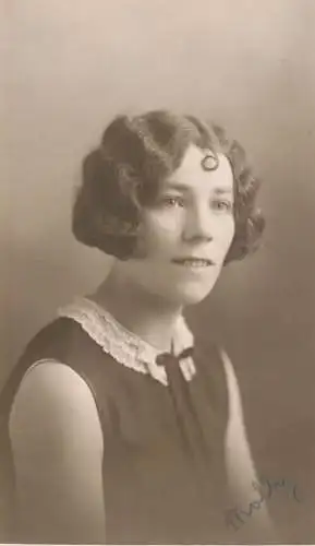 Annonymous person portrait vintage souvenir photo postcard elegant woman coiffure Molly