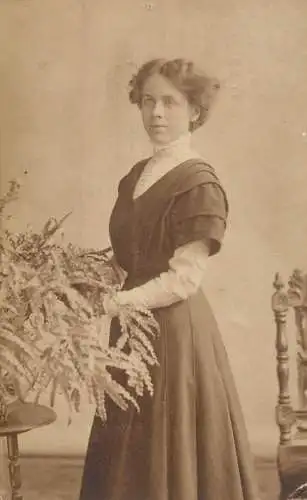 Annonymous person portrait vintage souvenir photo postcard elegant woman coiffure Leonards on Sea