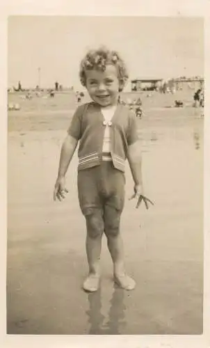 Children scenes & portraits souvenir photo young baby on the beach