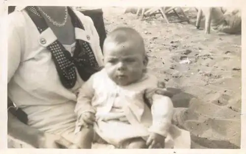 Children scenes & portraits souvenir photo young baby on the beach