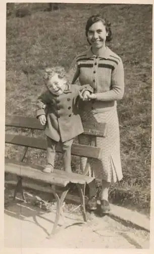 Children scenes & portraits souvenir photo elegant young girl and mother