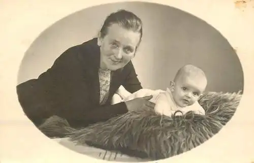 Children scenes & portraits souvenir photo elegant young girl and mother