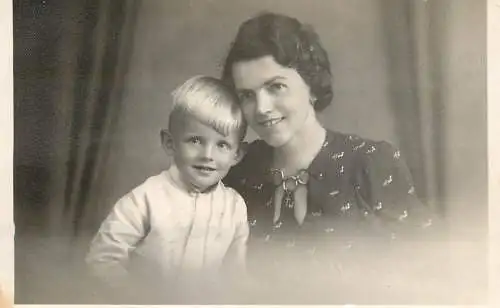 Children scenes & portraits souvenir photo elegant young boy and mother
